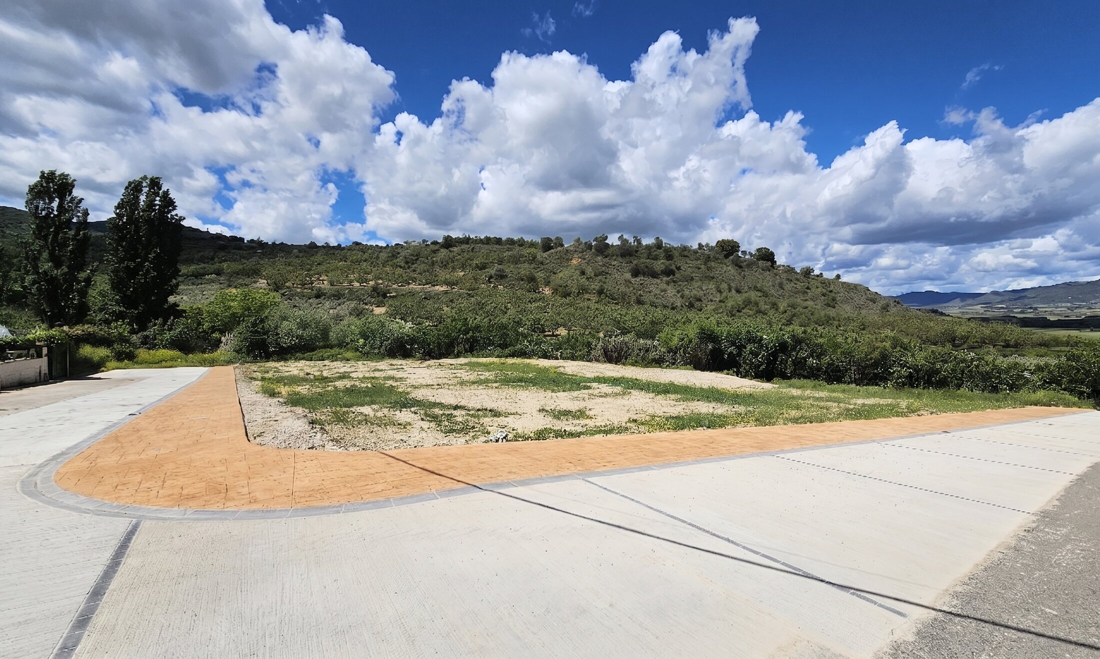 Tres parcelas urbanizadas en Cáseda al borde del Aragón