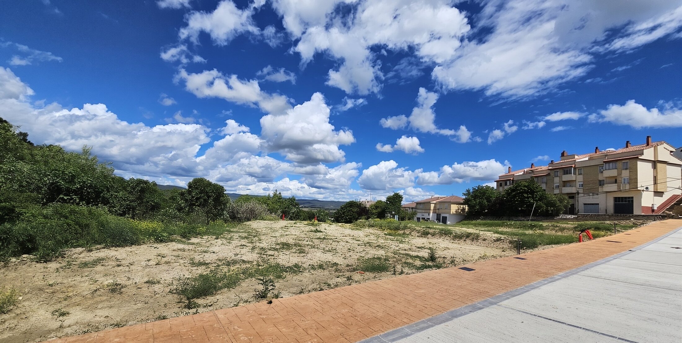 Vista de las parcelas hacia el este, con edificación residencial de Cáseda al fondo